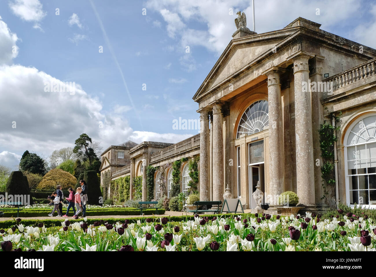 Les touristes visitant le château seigneurial, Bowood House and gardens, près de calne dans le Wiltshire, Royaume-Uni. Banque D'Images