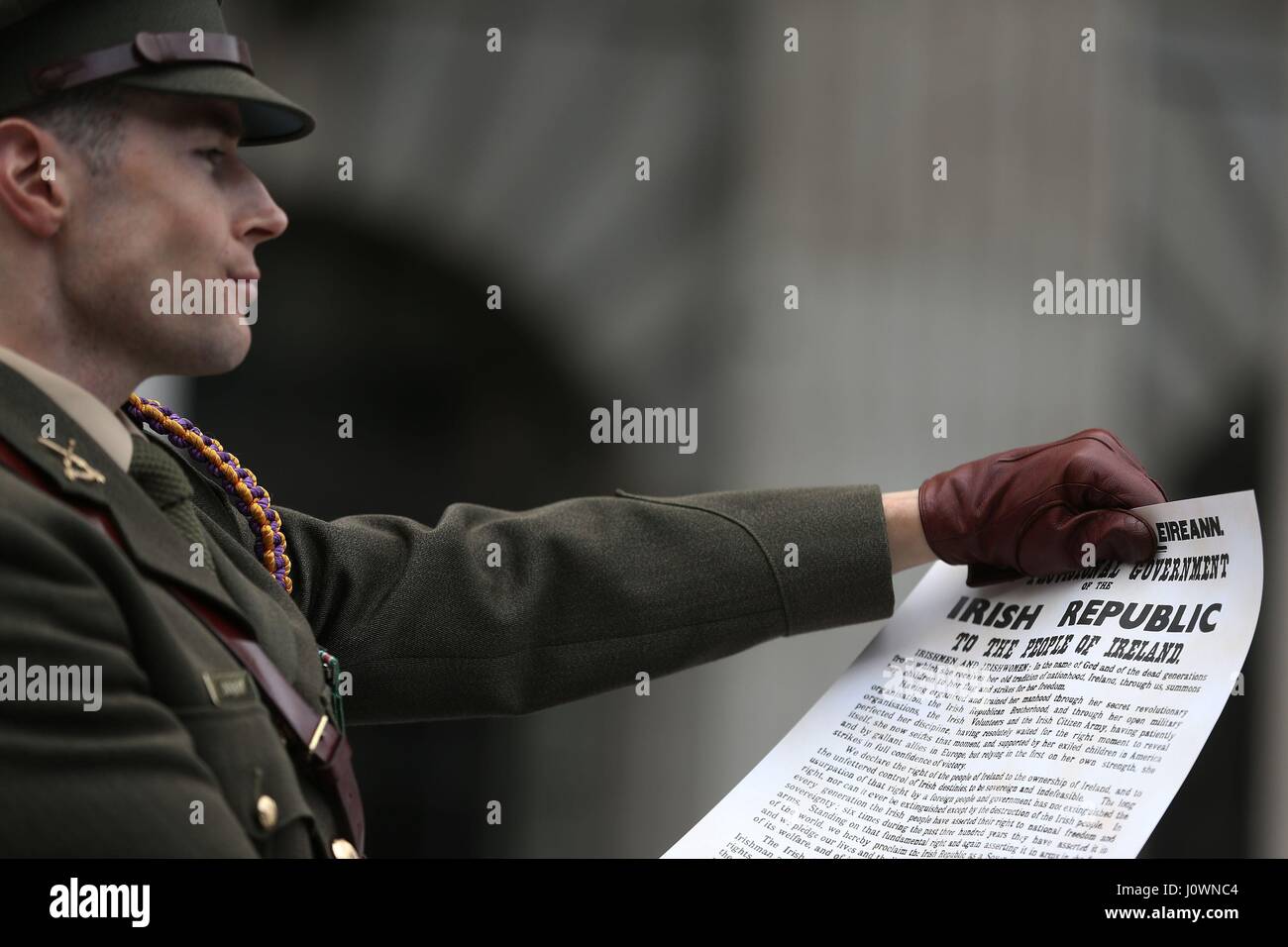 Le capitaine Michael Barry des Forces de défense irlandaises tient une copie de la Proclamation au cours d'une cérémonie marquant le 101e anniversaire de la montée de Pâques 1916 devant l'GPO, à O'Connell Street, Dublin. Banque D'Images