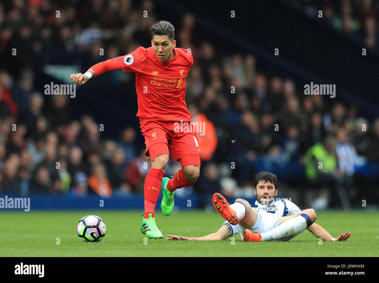 Roberto Firmino de Liverpool (à gauche) et West Bromwich Albion's Claudio Yacob en action au cours de la Premier League match à The Hawthorns, West Bromwich. Banque D'Images