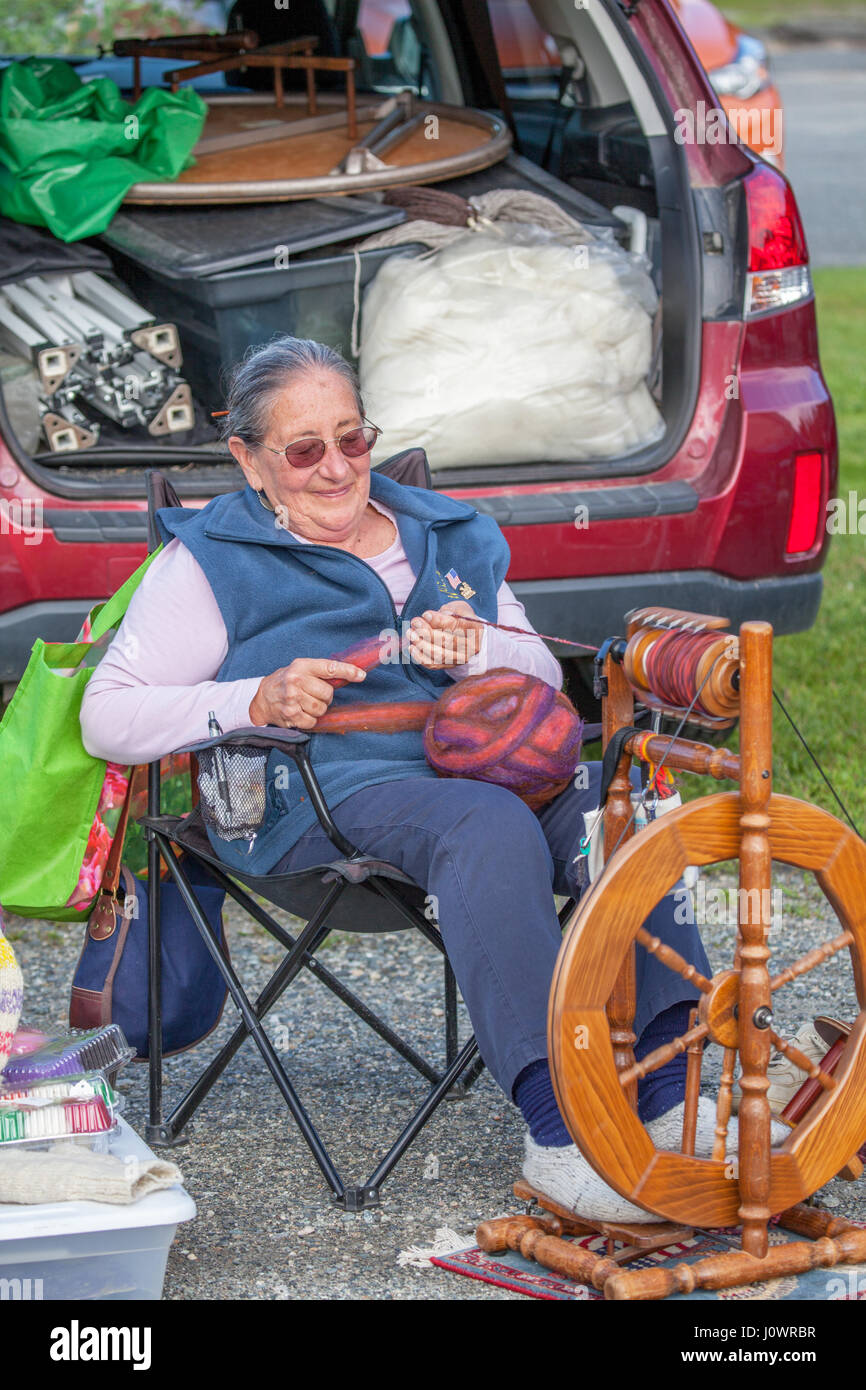 Une femme tourne fil à un marché de producteurs à Lisbonne, New Hampshire, USA. Banque D'Images