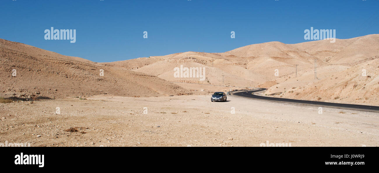 Paysage désertique et jordanienne sur la route vers la mer Morte, sel de mer, le lac marin bordé à l'est par la Jordanie, Israël et la Palestine à l'ouest Banque D'Images