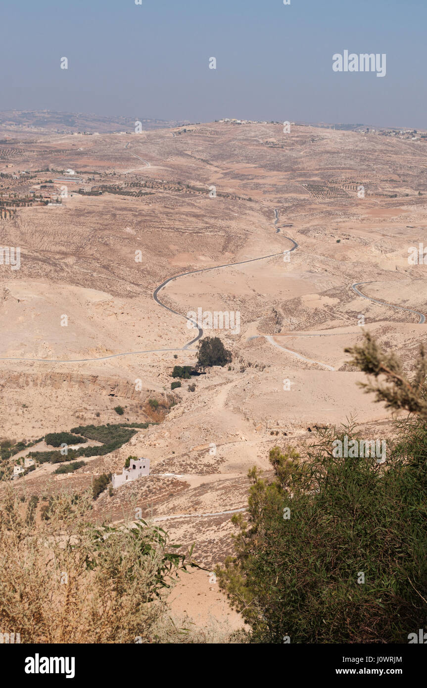 Jordanian et paysage désertique avec la route vers le Mont Nébo dans la Bible hébraïque le lieu où Moïse a reçu un avis de la Terre Promise Banque D'Images