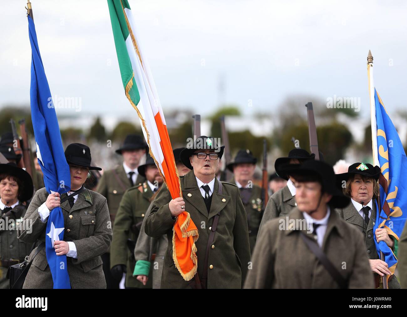 Reconstitueurs historiques au cours de son groupe est un événement commémoratif cimetière à Glasnevin, Dublin, pour marquer le 101e anniversaire de l'Insurrection de Pâques 1916. Photo date : dimanche 16 avril, 2017. Histoire voir l'activité de la hausse du SinnFein irlandais. Crédit photo doit se lire : Brian Lawless/PA Wire Banque D'Images