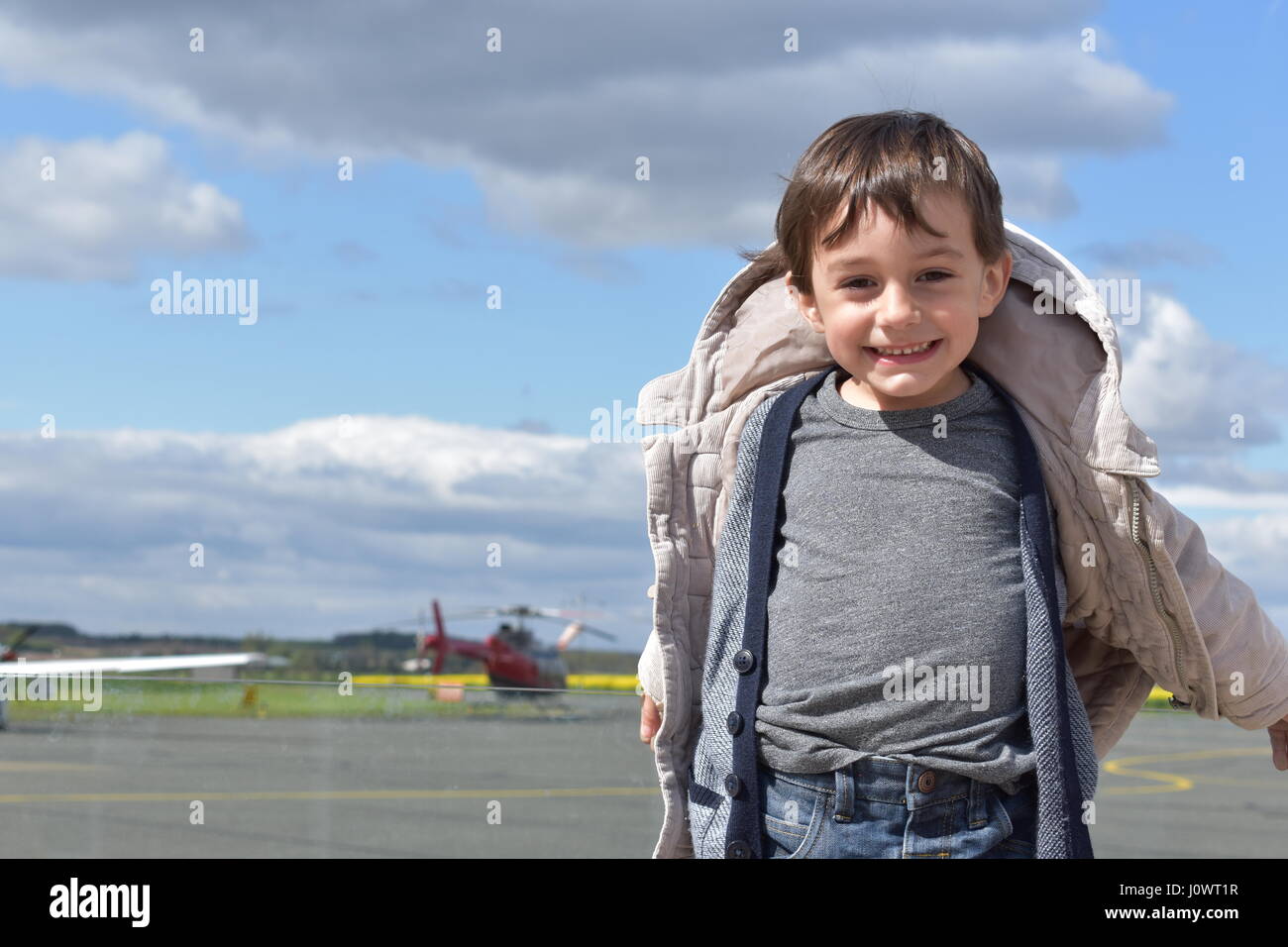 Petit garçon à un aéroport privé smiling Banque D'Images