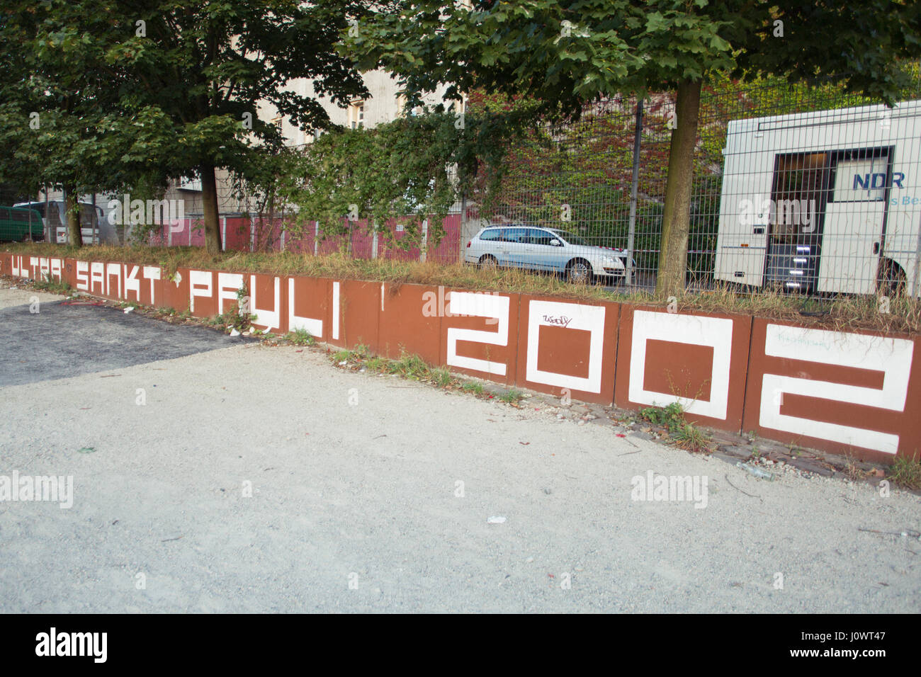 Lecture de texte 'Ultra Sankt Pauli 2002" peint sur le mur près de Sankt Pauli à Millentor du stade. Banque D'Images