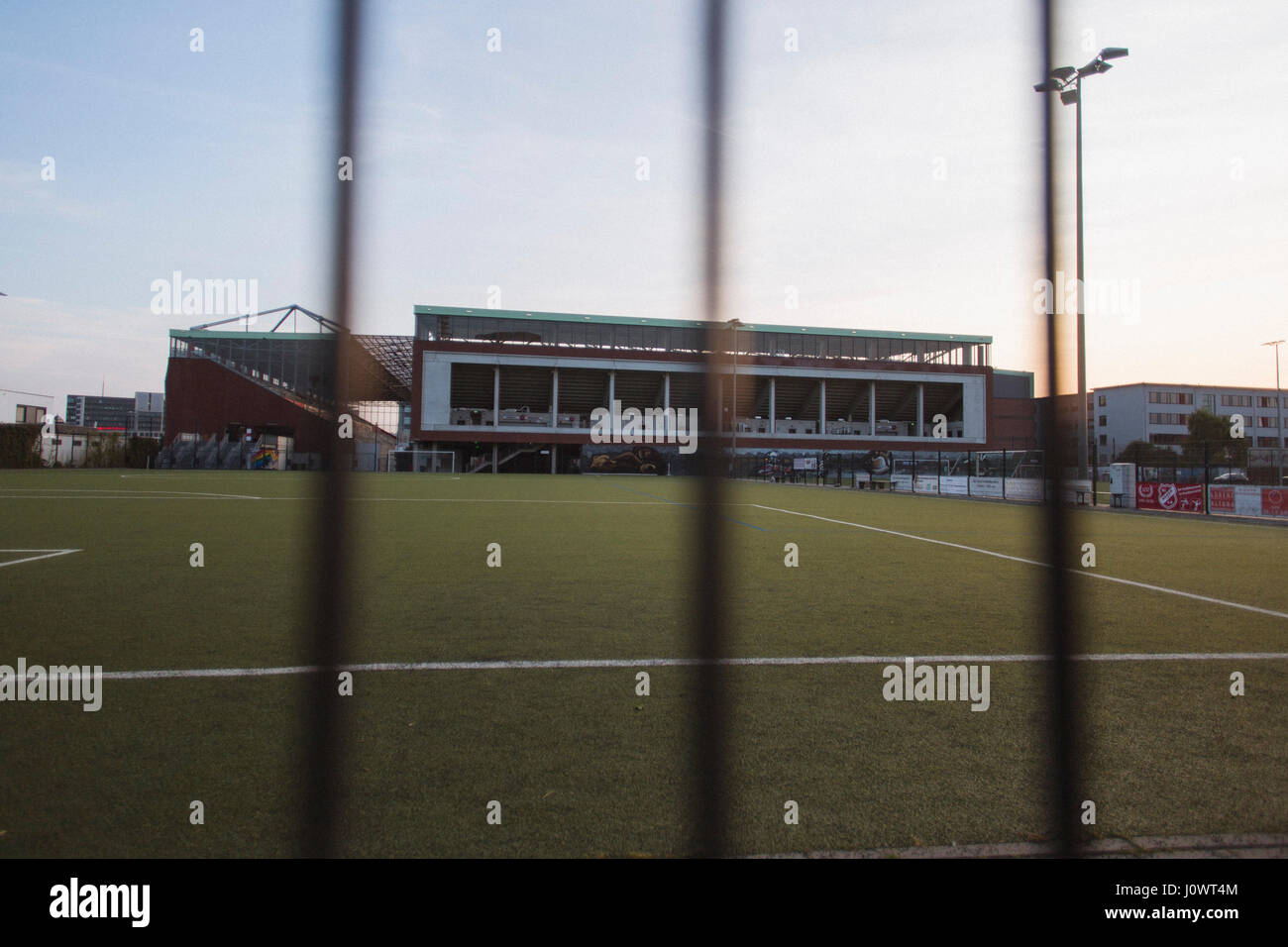 Vue sur des terrains de football à côté de St Pauli's Millentor stadium à Hambourg. Banque D'Images