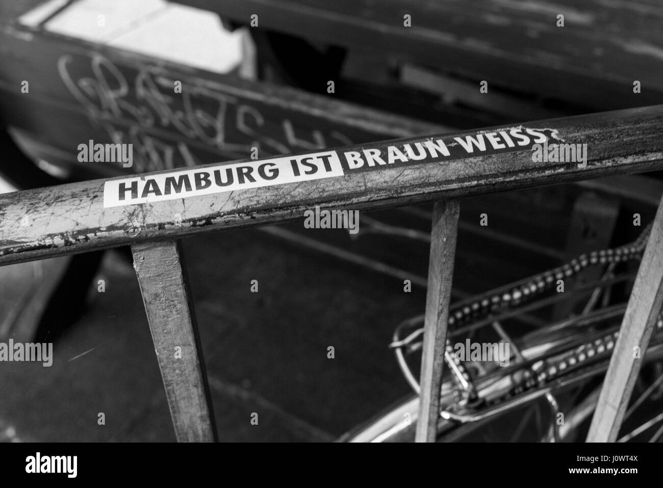 Sticker 'lecture' (Braun-Weiss ist Hambourg Hambourg est brun et blanc) collé à balustrades. Banque D'Images