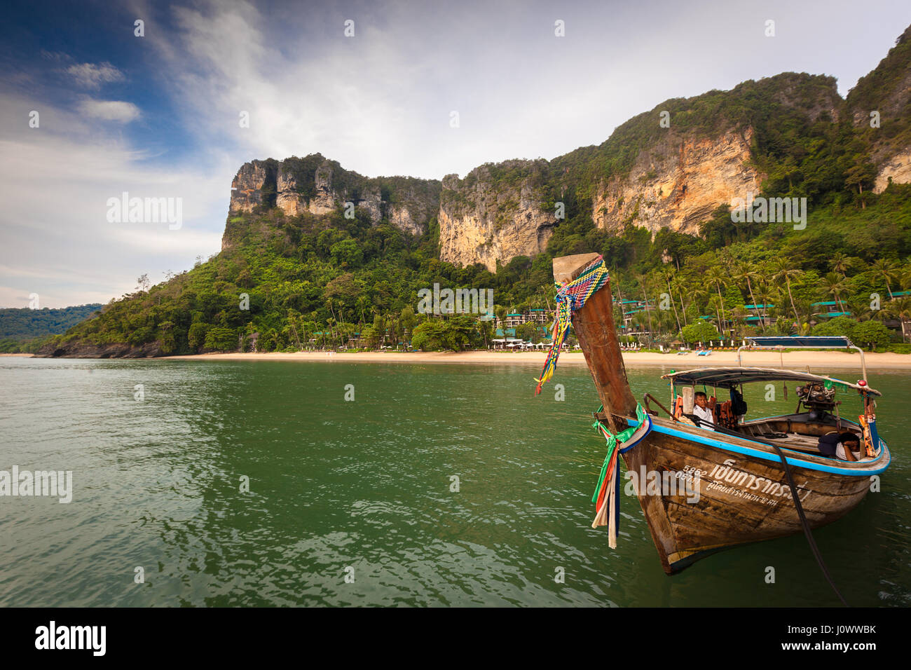 Long Tail Boat moored off Pai Plong Beach, Ao Nang, province de Krabi, Thaïlande, Asie du Sud-Est Banque D'Images