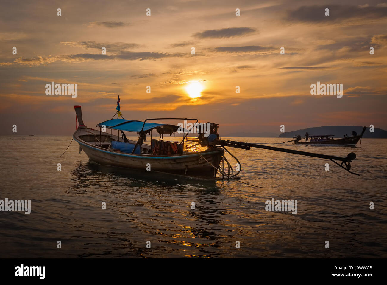 Longue queue voile au coucher du soleil sur la plage Ao Nang, province de Krabi, Thaïlande, Asie du Sud-Est Banque D'Images