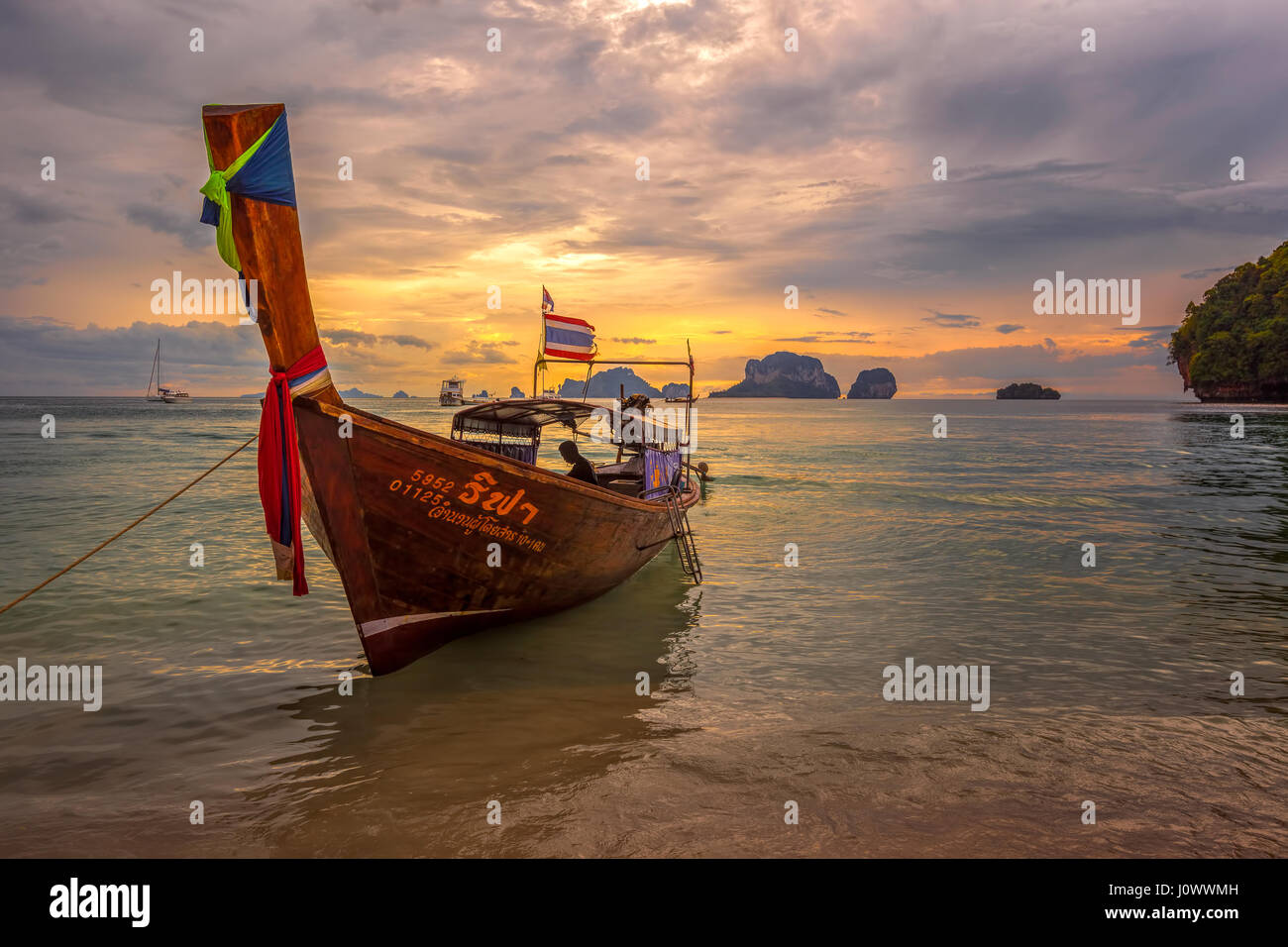 Ao Nang Beach, Railay, province de Krabi, Thaïlande : bateau longtail au coucher du soleil Banque D'Images