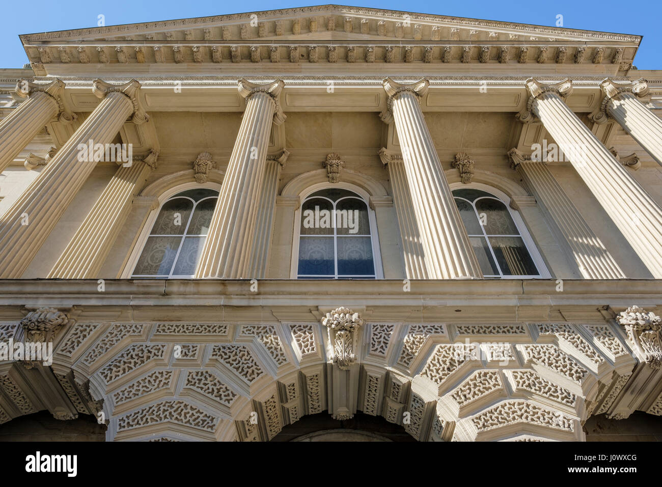 Façade d'Osgoode Hall, entrée principale, vue de dessous, grand angle de vue, le centre-ville de Toronto, Ontario, Canada. Banque D'Images