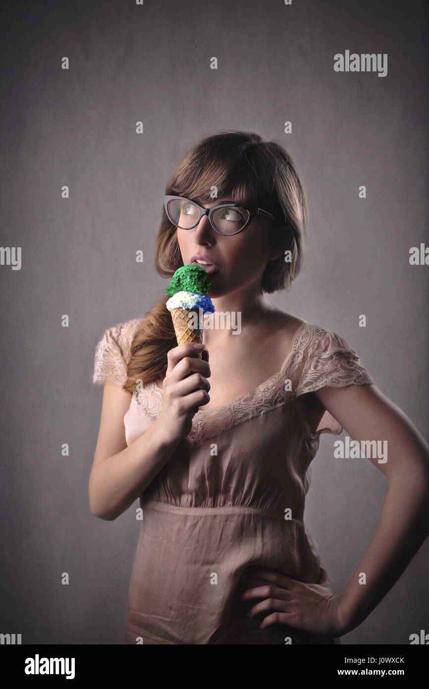 Woman eating ice cream à l'intérieur Banque D'Images