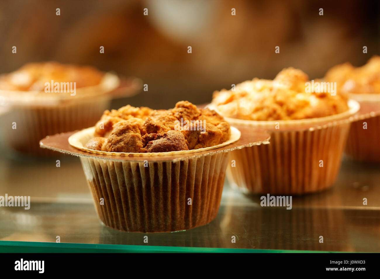 Sweet cupcakes muffins en écran de verre à la boulangerie. Focus sélectif. Banque D'Images