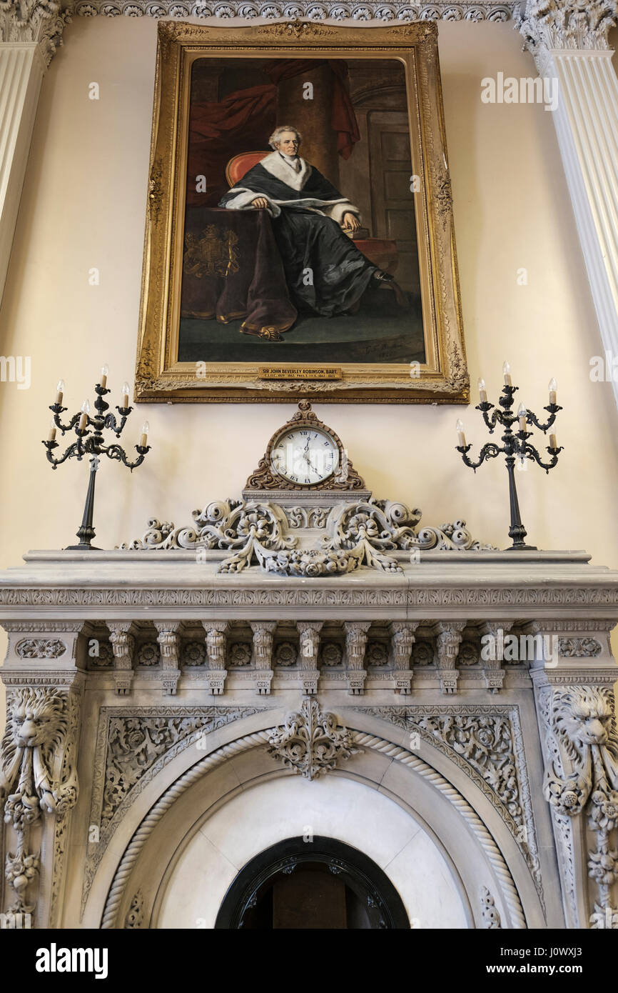 Grande bibliothèque d'Osgoode Hall, manteau de cheminée avec portrait de Sir John Beverley Robinson, des sculptures, des rosettes, Toronto, Ontario, Canada. Banque D'Images