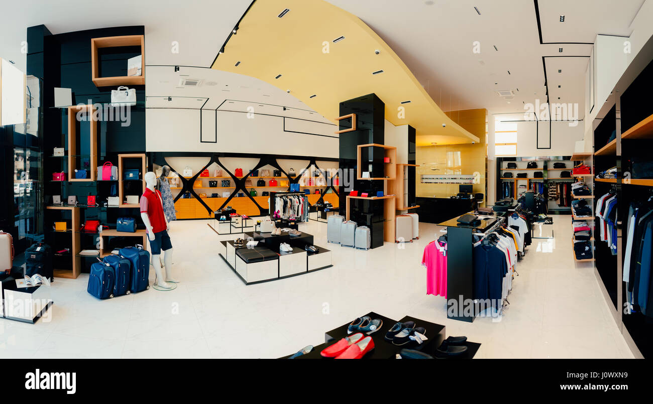 Intérieur d'une boutique de vêtements. Vêtements pour hommes et femmes sur  les étagères du magasin. Shopping hall fin boutique de vêtements Photo  Stock - Alamy