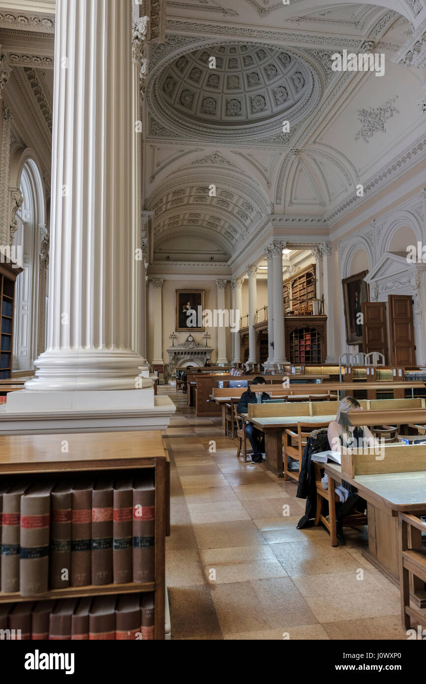 Grande bibliothèque d'Osgoode Hall, plafond orné de colonnes, d'un bureau et de chaises, Toronto, Ontario, Canada. Banque D'Images