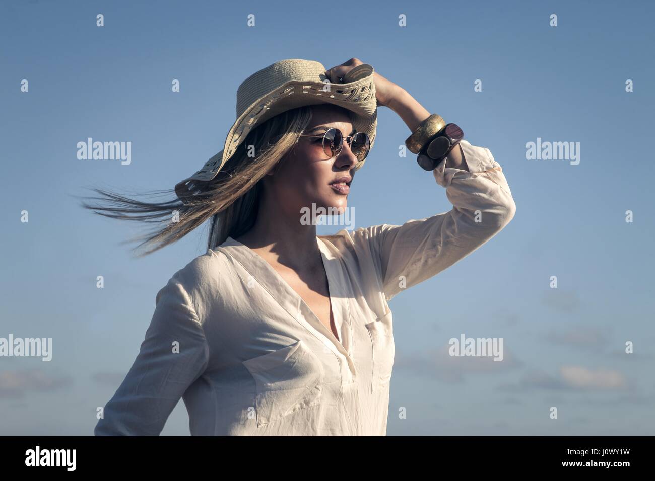 Femme au chapeau et des lunettes Banque D'Images