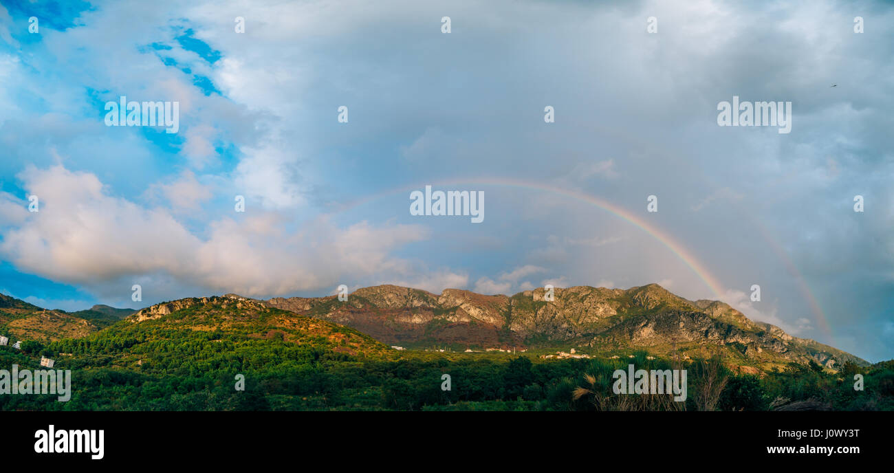 Double arc-en-ciel au dessus des montagnes. Les montagnes du Monténégro, la Ba Banque D'Images