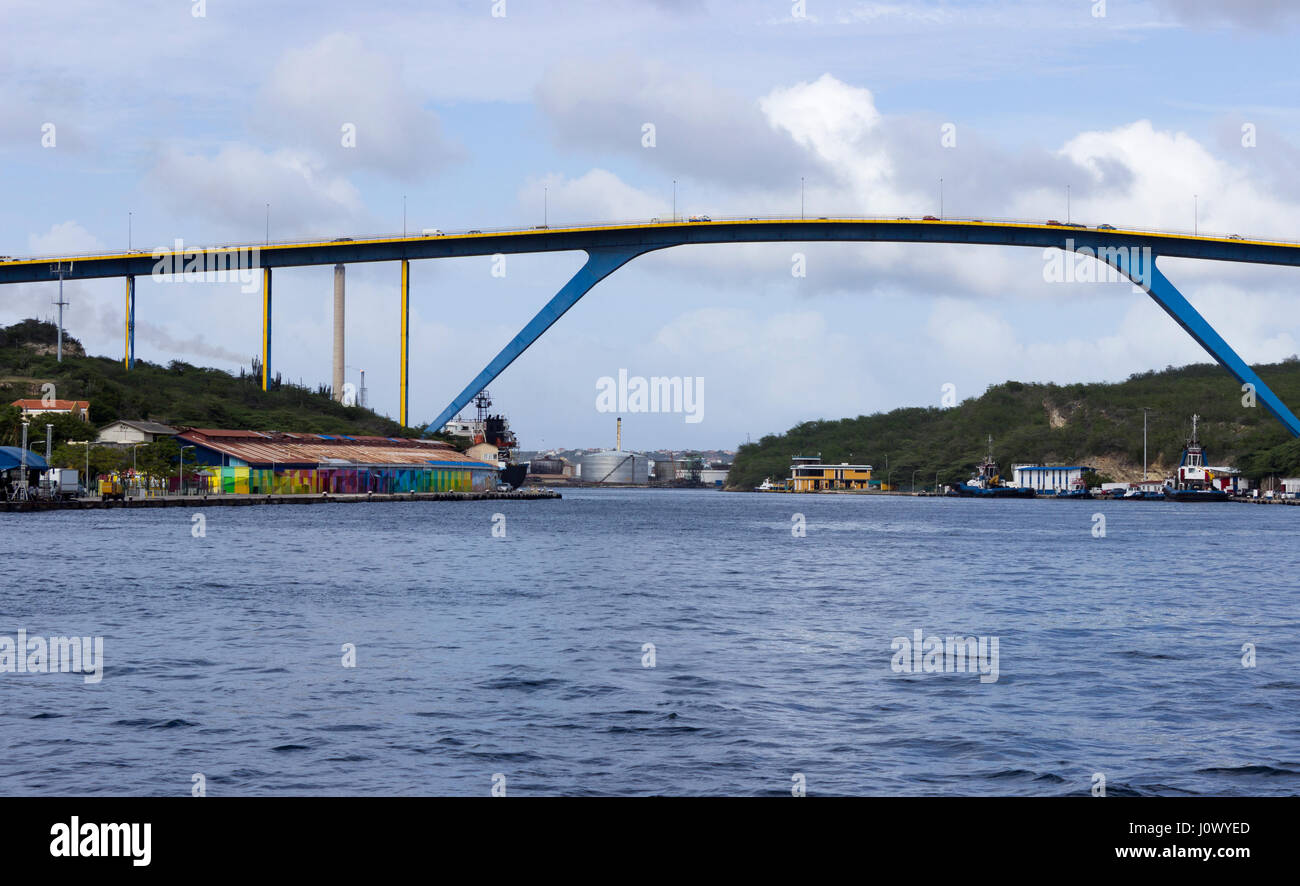 Le Pont de la Reine Juliana surplombe la Baie Sainte-Anne à Willemstad, Curaçao. Banque D'Images