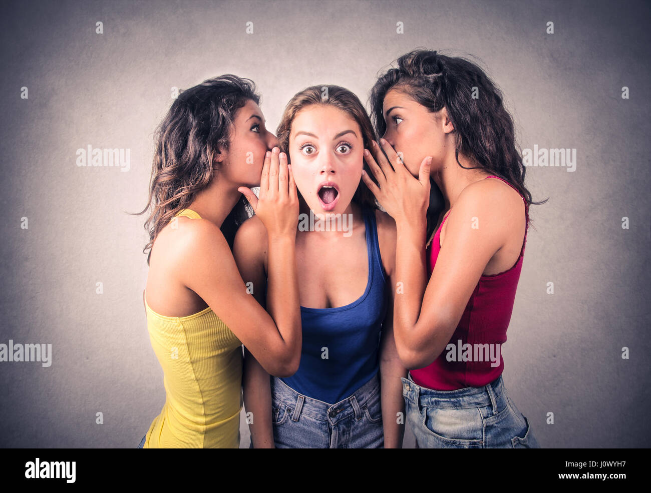 2 femmes chuchotant quelque chose pour femme Banque D'Images