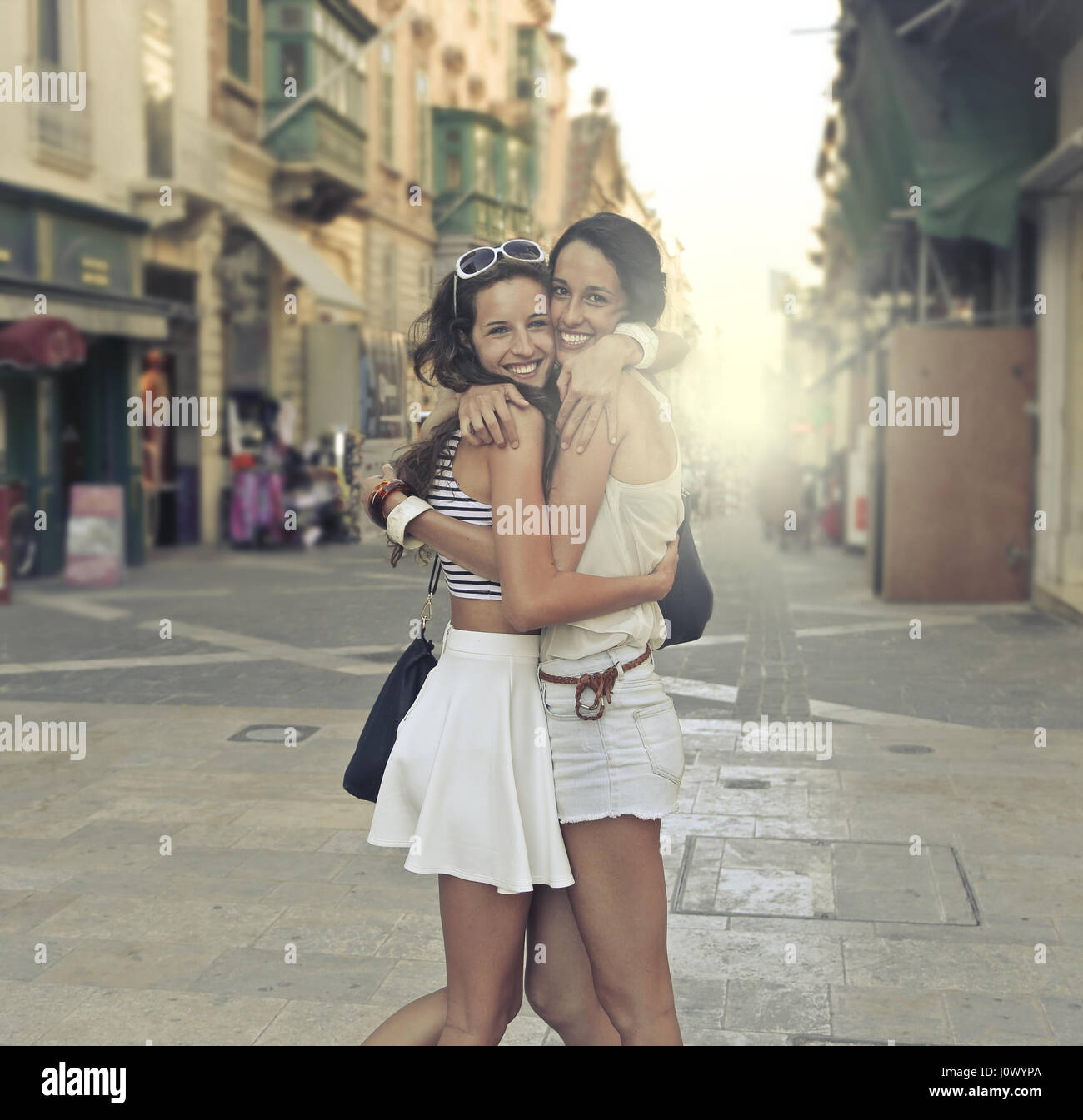 2 femmes friends hugging extérieur Banque D'Images