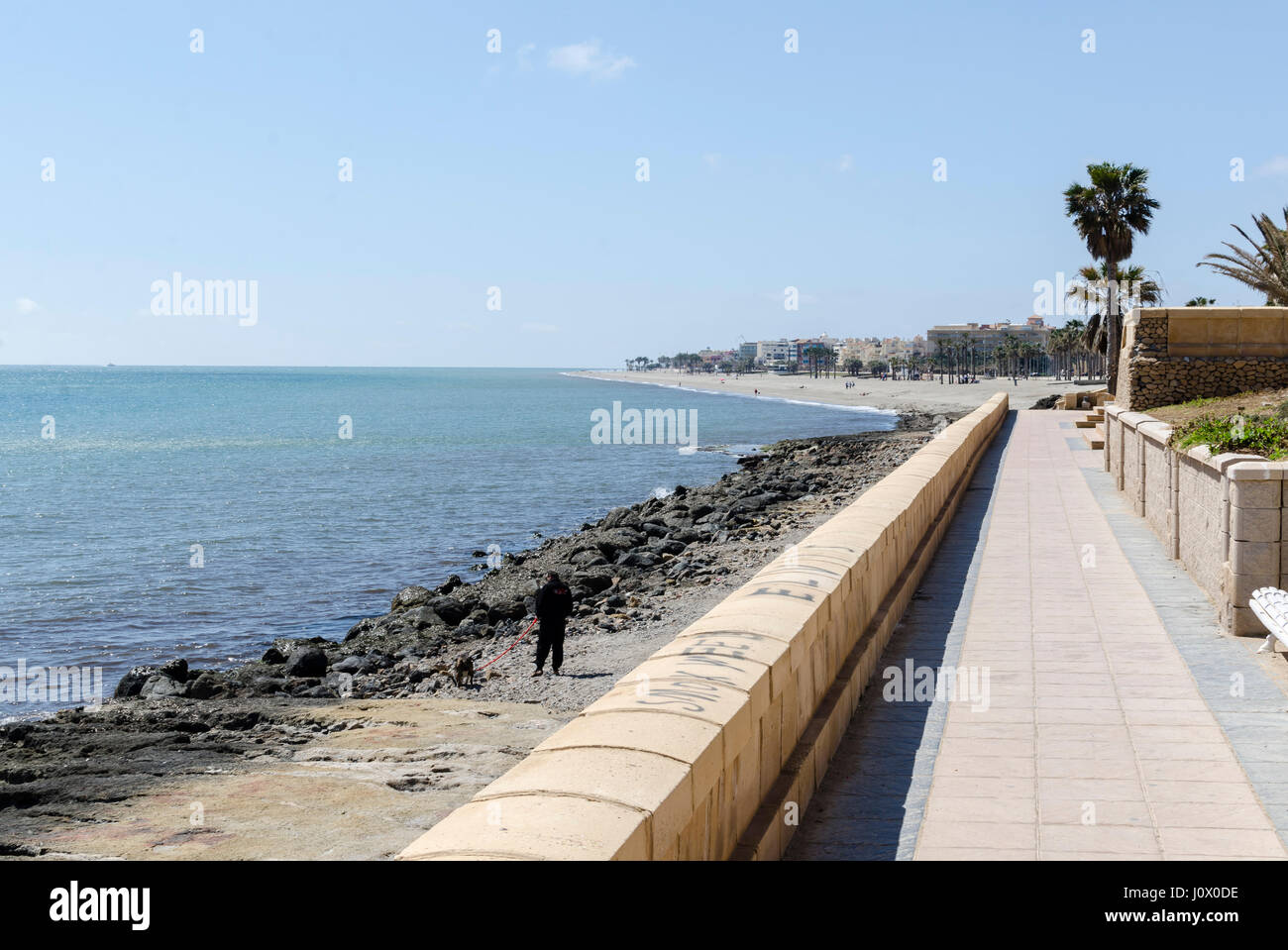 Une vue sur la plage dans la côte de Roquetas de Mar, Almería village, province de l'Espagne. Banque D'Images