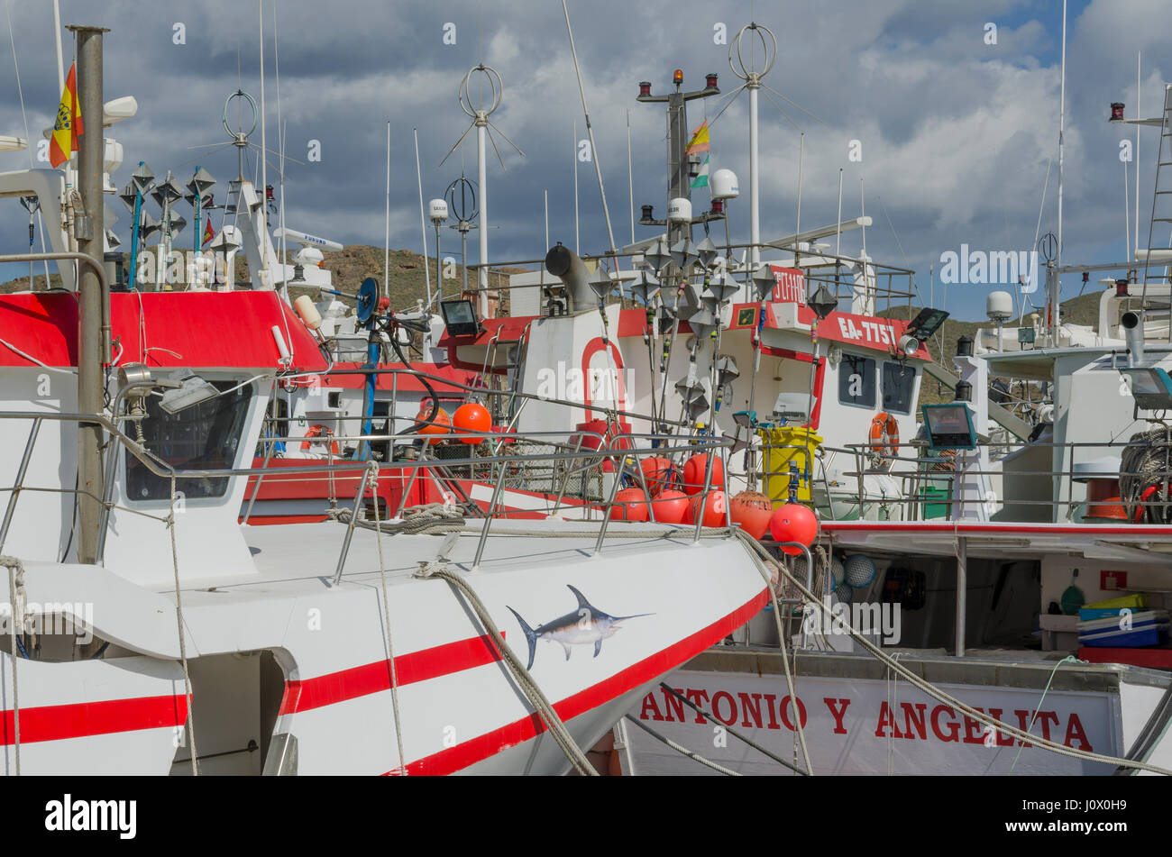 Une vue du trafic de bateaux de pêche dans le port de Carboneras, Almeria, province de l'Espagne. Banque D'Images