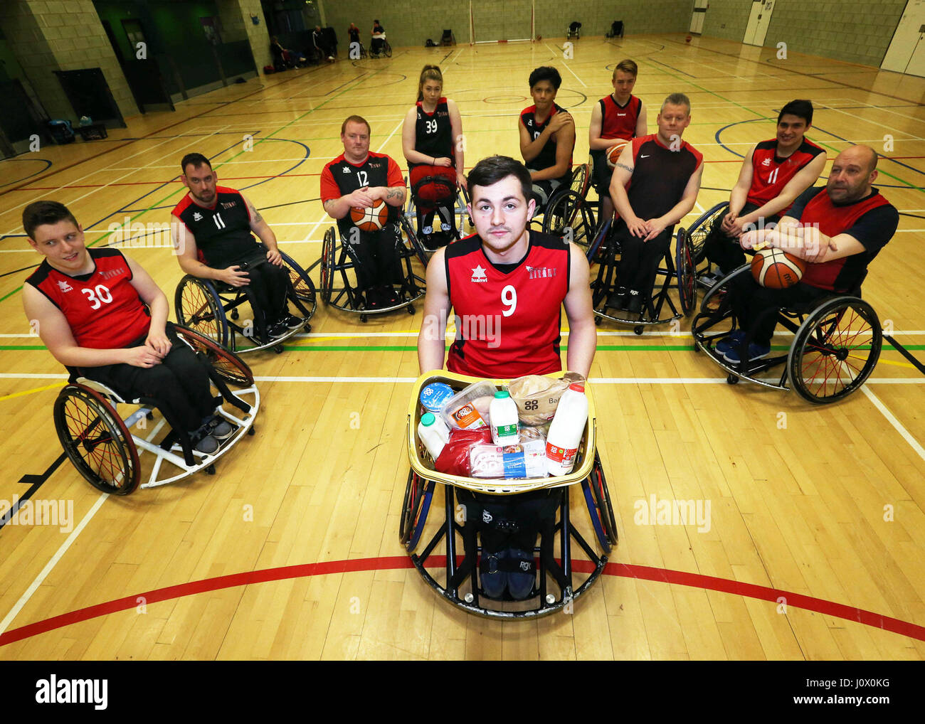 Les Tees Valley Titans, une équipe sportive en fauteuil roulant, à l'Outwood Academy d'Acklam, qui ont reçu 5,347 livres sterling et comptent parmi les 4,000 bonnes causes locales d'avoir reçu une partie d'un montant de 9millions de livres sterling de la part de la Co-op dans le cadre de son nouveau programme d'adhésion. Banque D'Images
