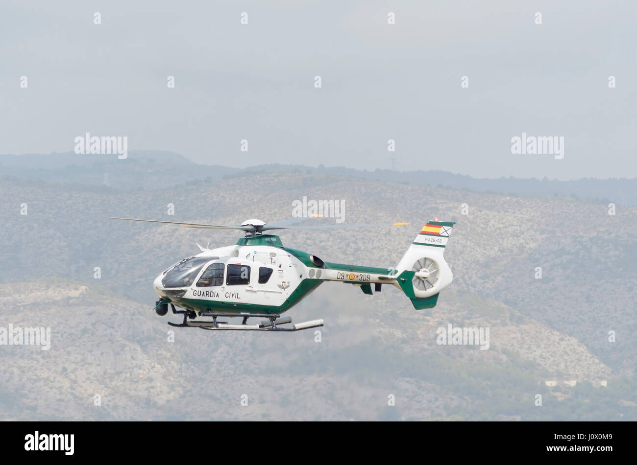 Hélicoptère Eurocopter EC135, Airbus (H135), de trafic de la Guardia Civil espagnole (corps de sécurité), est l'atterrissage à Castellon de la Plana's aviation. Banque D'Images
