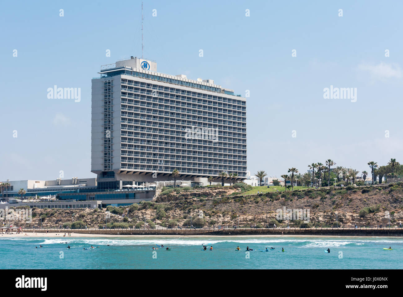 Surf en face de l'hôtel Hilton - 16 avril 2017, Tel Aviv, Israël Banque D'Images
