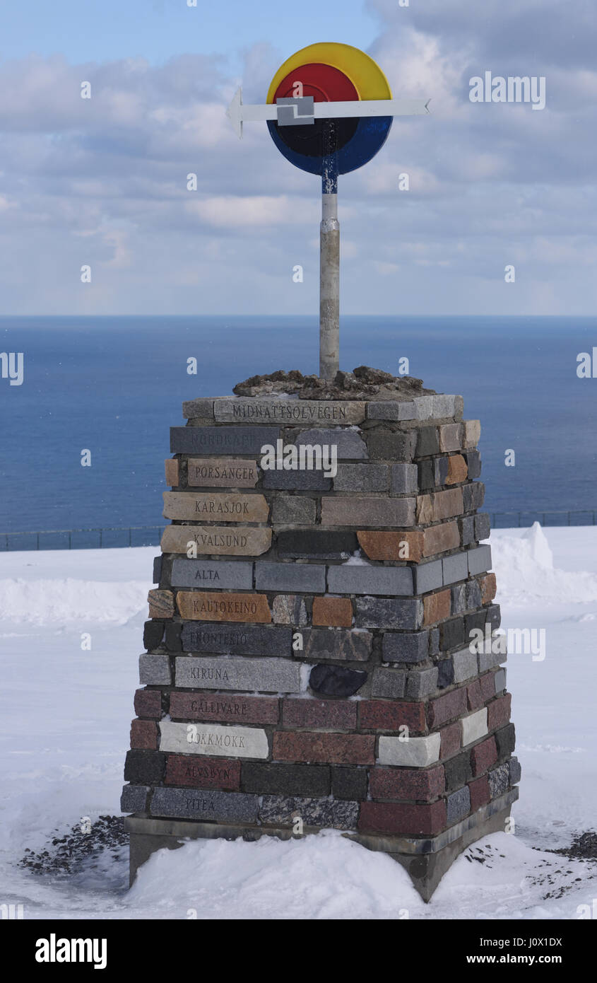 Signe marquant le début de l'Midnattsolvegen, le soleil de minuit, la Route du Cap Nord, Cap Nord à Pitea en Suède. La route commence à E69. Banque D'Images