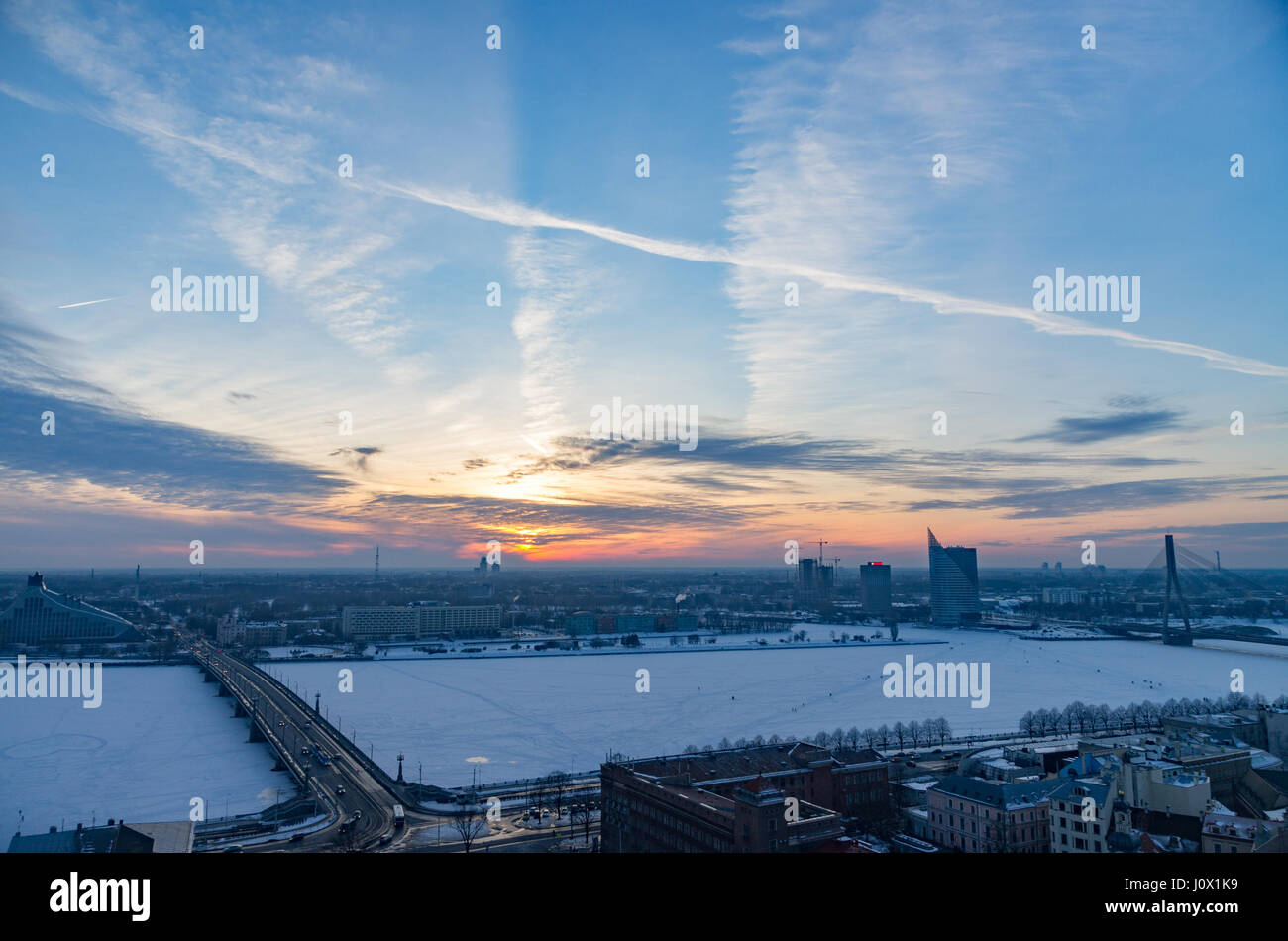 Magnifique coucher de soleil sur la rivière Daugava Riga City et en hiver, la Lettonie Banque D'Images