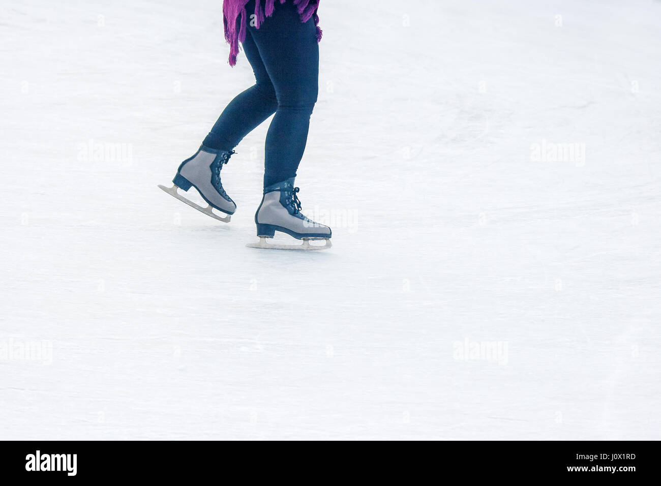 La section basse de la femme dans une patinoire de patinage Banque D'Images