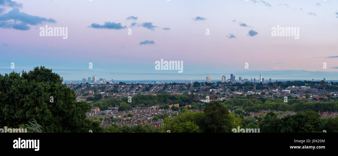 London Skyline at Dusk comme vu de l'Alexandra Park Banque D'Images