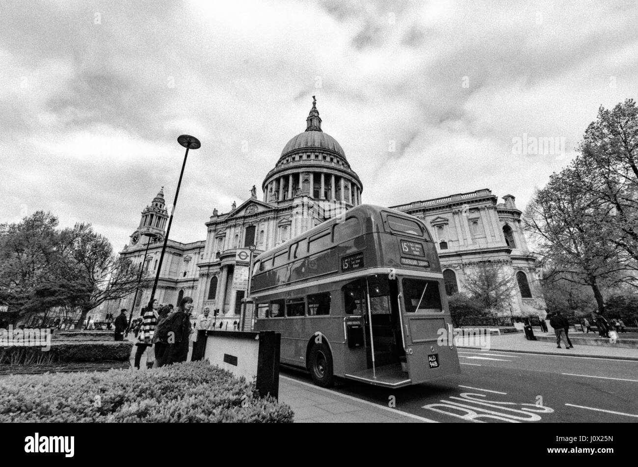 Un patrimoine Londres routemaster à l'extérieur de la Cathédrale St Paul Banque D'Images