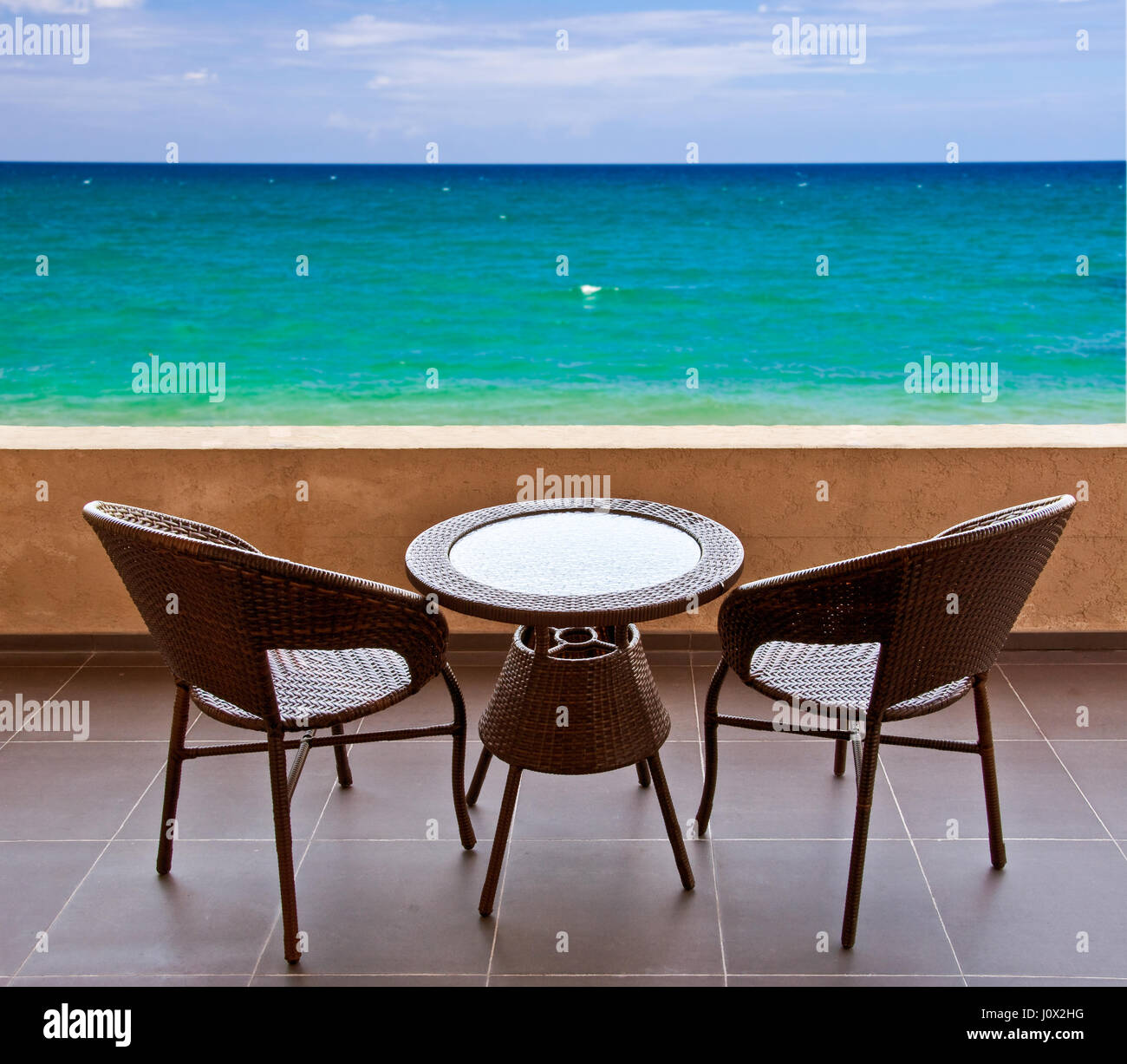Table et chaises sur la terrasse, vue sur l'océan Banque D'Images