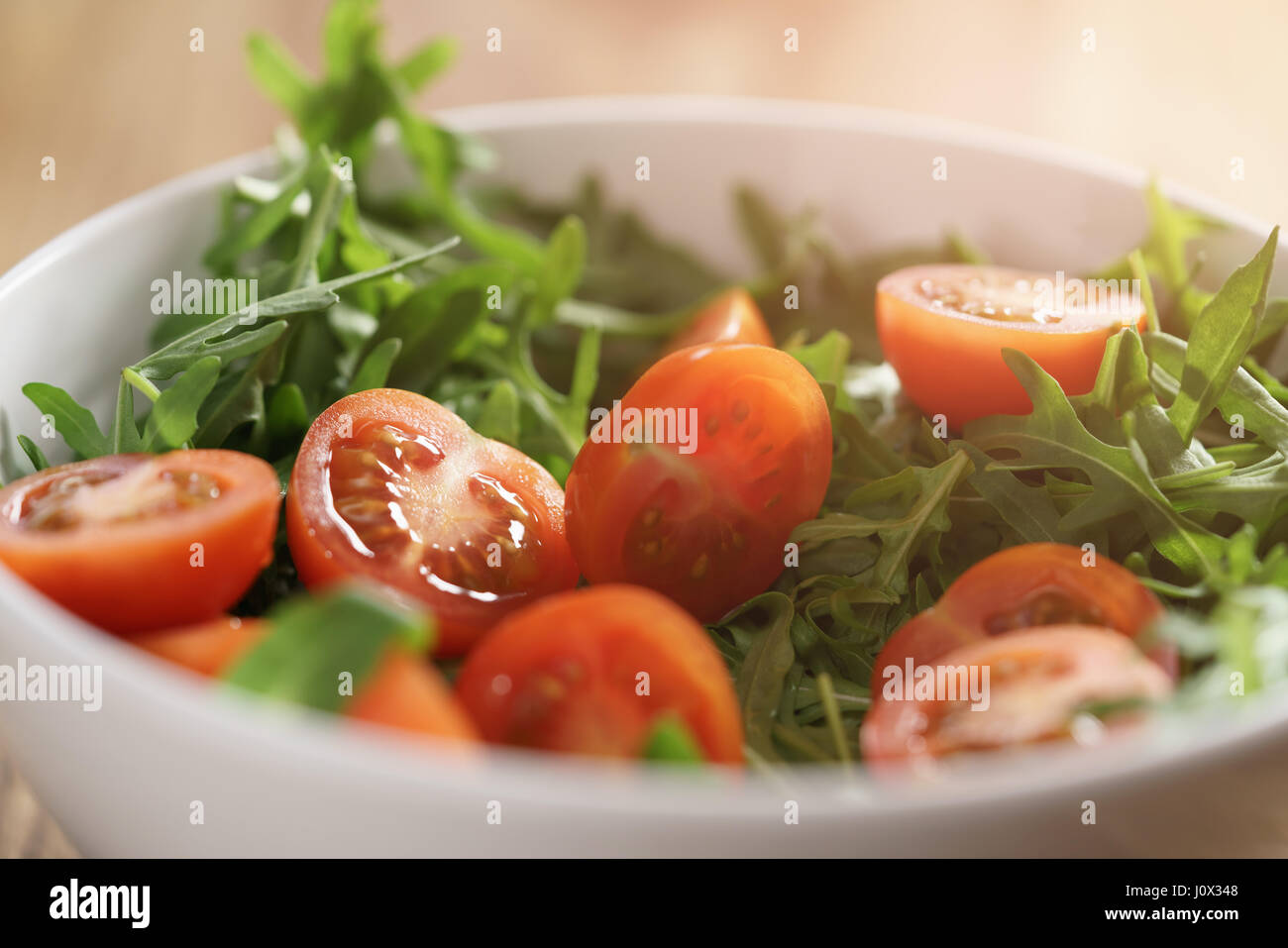 Les tomates cerise avec bol blanc en salade Banque D'Images