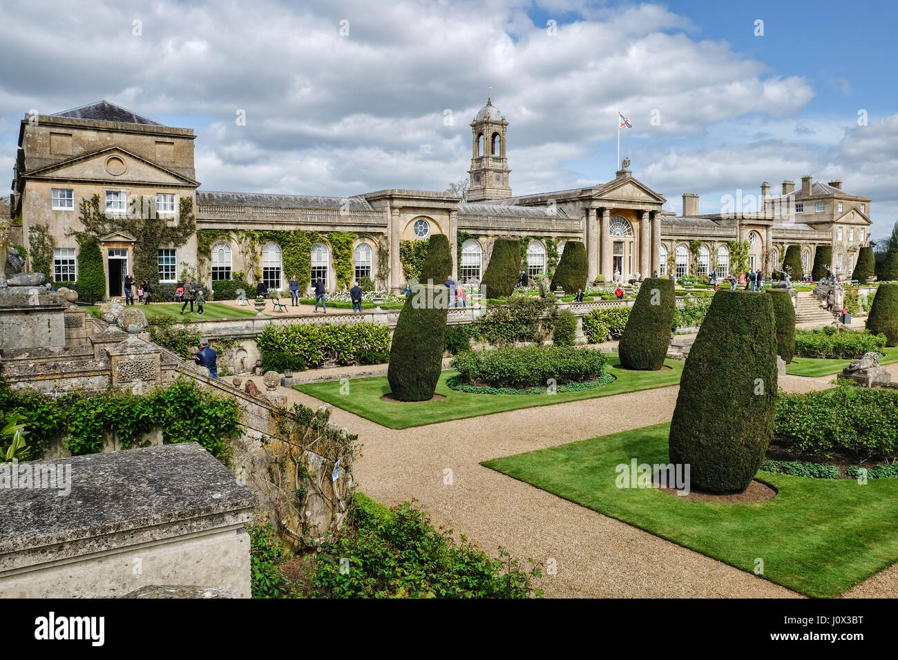Les touristes visitant le château seigneurial, Bowood House and gardens, près de calne dans le Wiltshire, Royaume-Uni. Banque D'Images