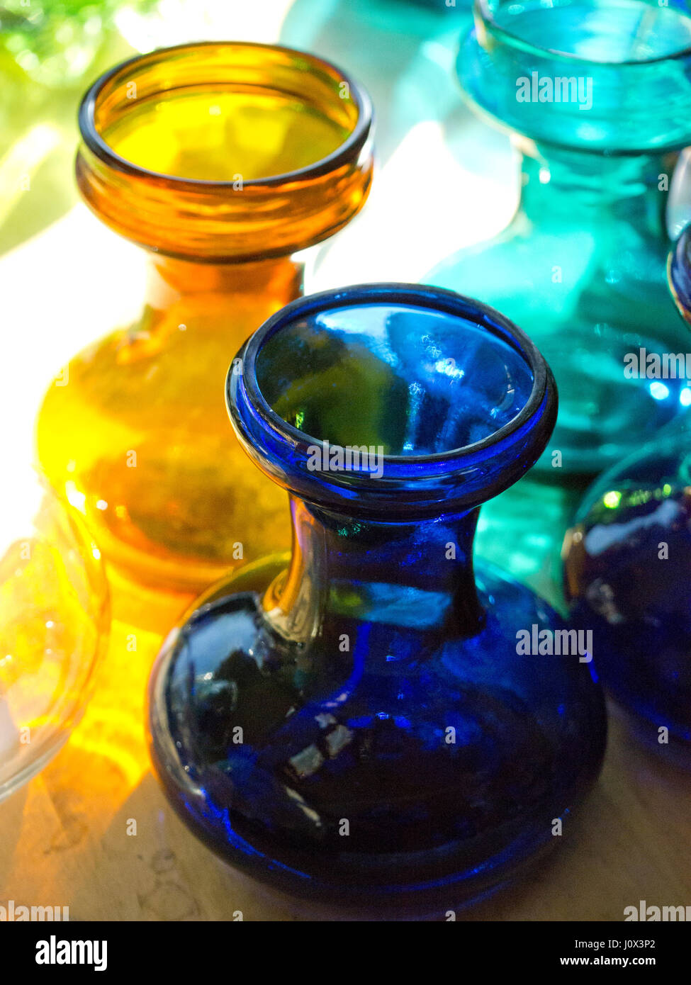 Antque Victorienne colorée jacinthe verre vases pour forcer les bulbes de jacinthe à l'intérieur pour Noël Banque D'Images