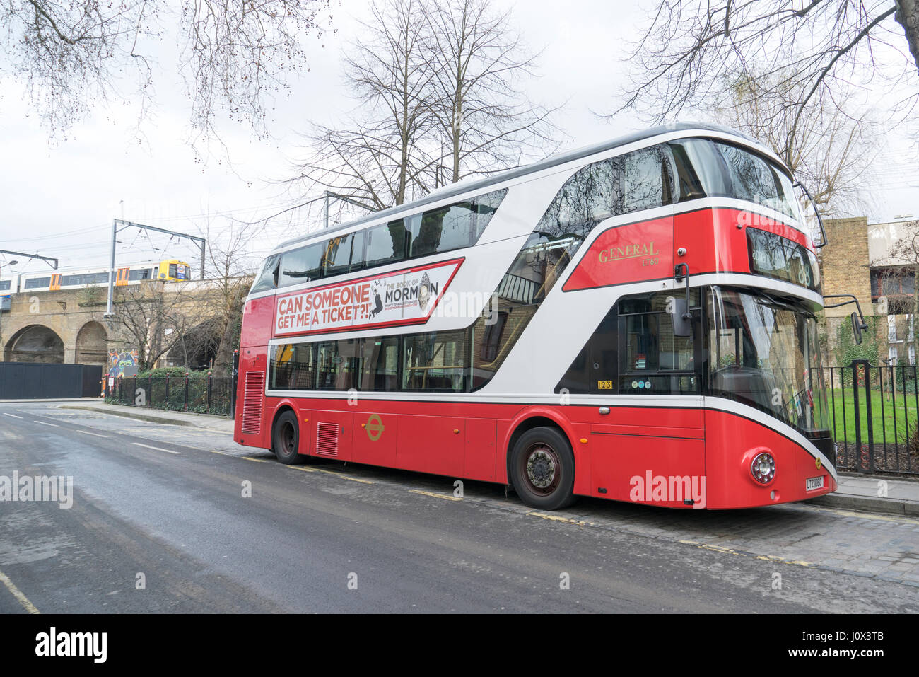 Londres nouveau Routemaster bus en 1855 London General livery stationné à Camden Town dans l'arrière-plan dans un train aérien à destination de Camden Road station Banque D'Images
