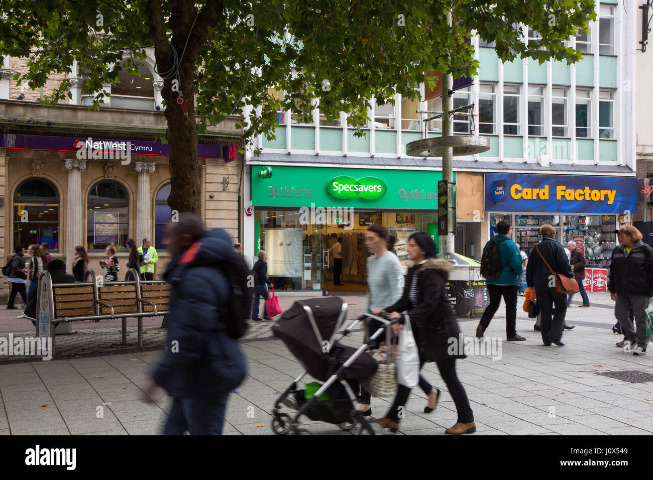 Queen Street, Cardiff, une grande cité commerçante Carte montrant, en usine et SpecSavers banque NatWest Banque D'Images