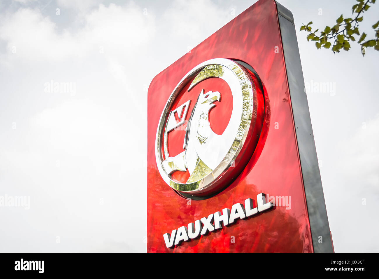 Logo voiture Vauxhall voitures et garage sur une avant-cour à Londres Banque D'Images