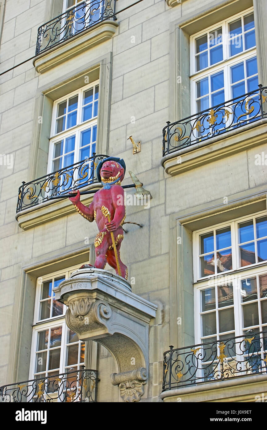 La cité médiévale de singes rouges et les guildes les maçons maçon orne la façade du bâtiment en Kramgasse, Berne, Suisse. Banque D'Images