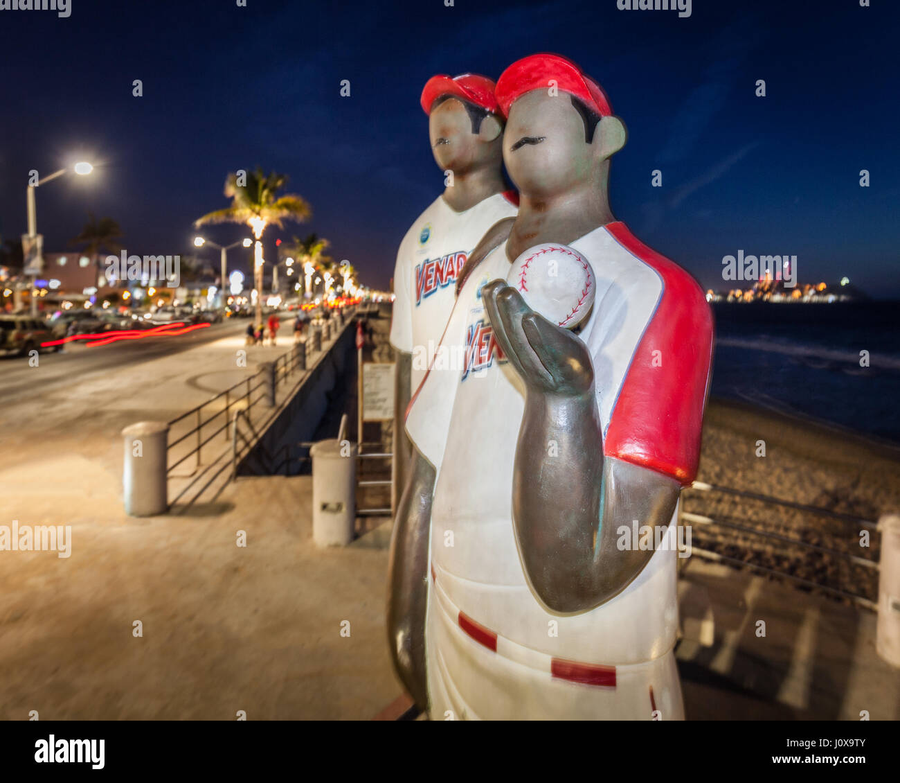 Sculpture intitulée 'Los Peloteros' de deux joueurs de baseball de l'équipe locale de Mazatlán, Mexique. Banque D'Images