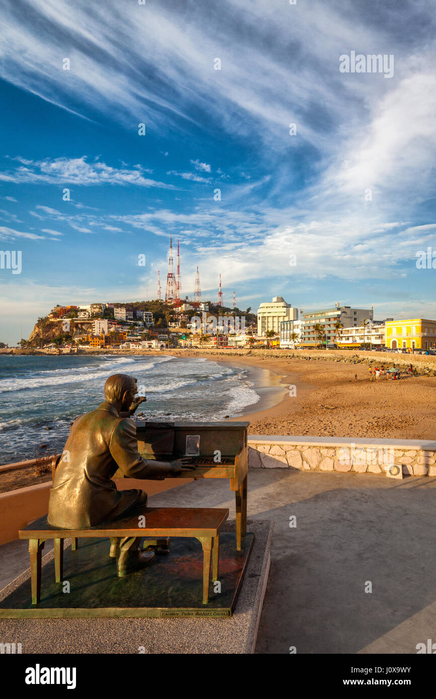 Piano player sculpture sur Olas Altas plage de Mazatlán, Sinaloa, Mexique. Banque D'Images