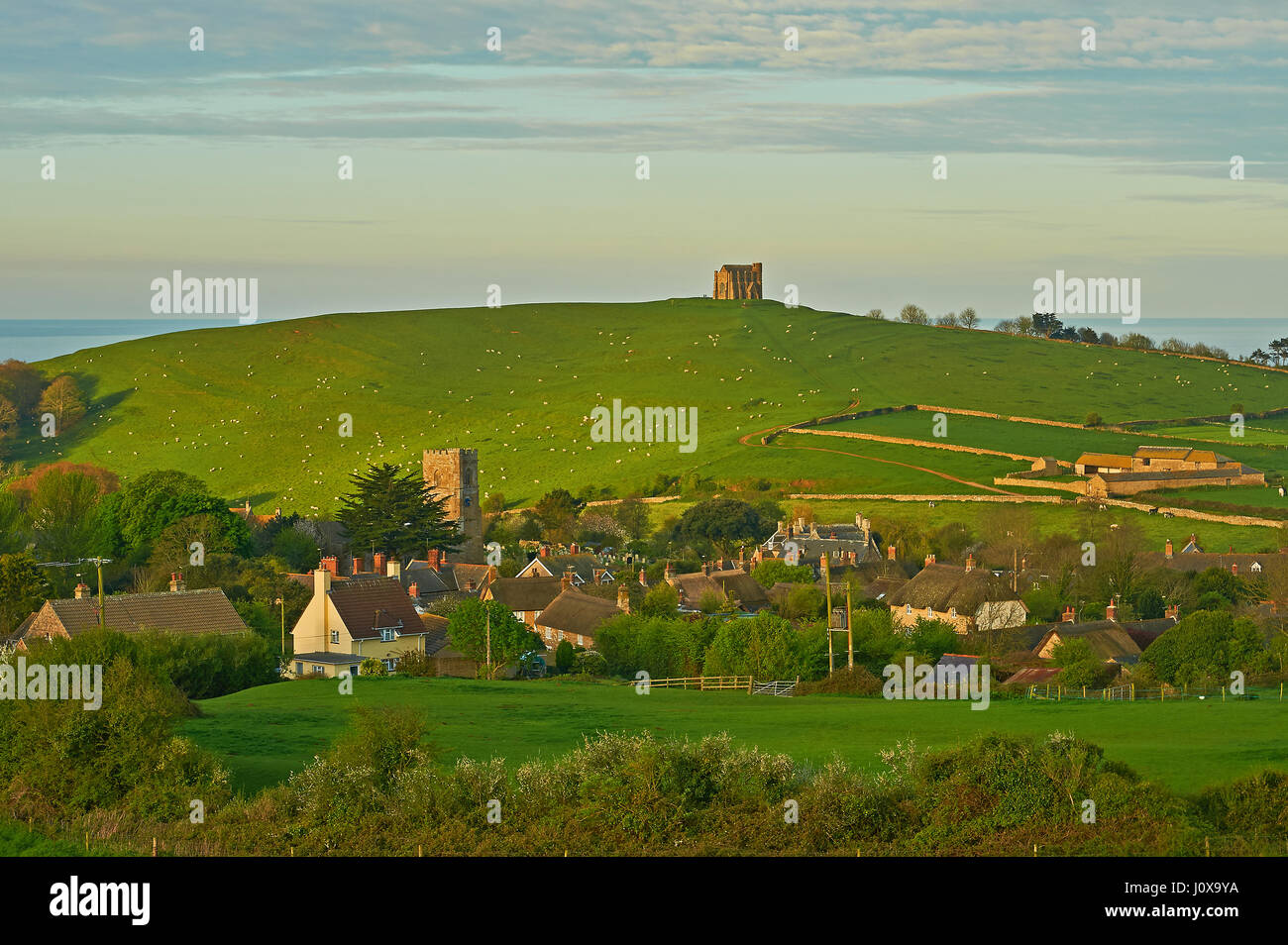 Un matin tôt sur le paysage du Dorset vers Chapelle Sainte Catherine et le petit village d'Abbotsbury. Banque D'Images