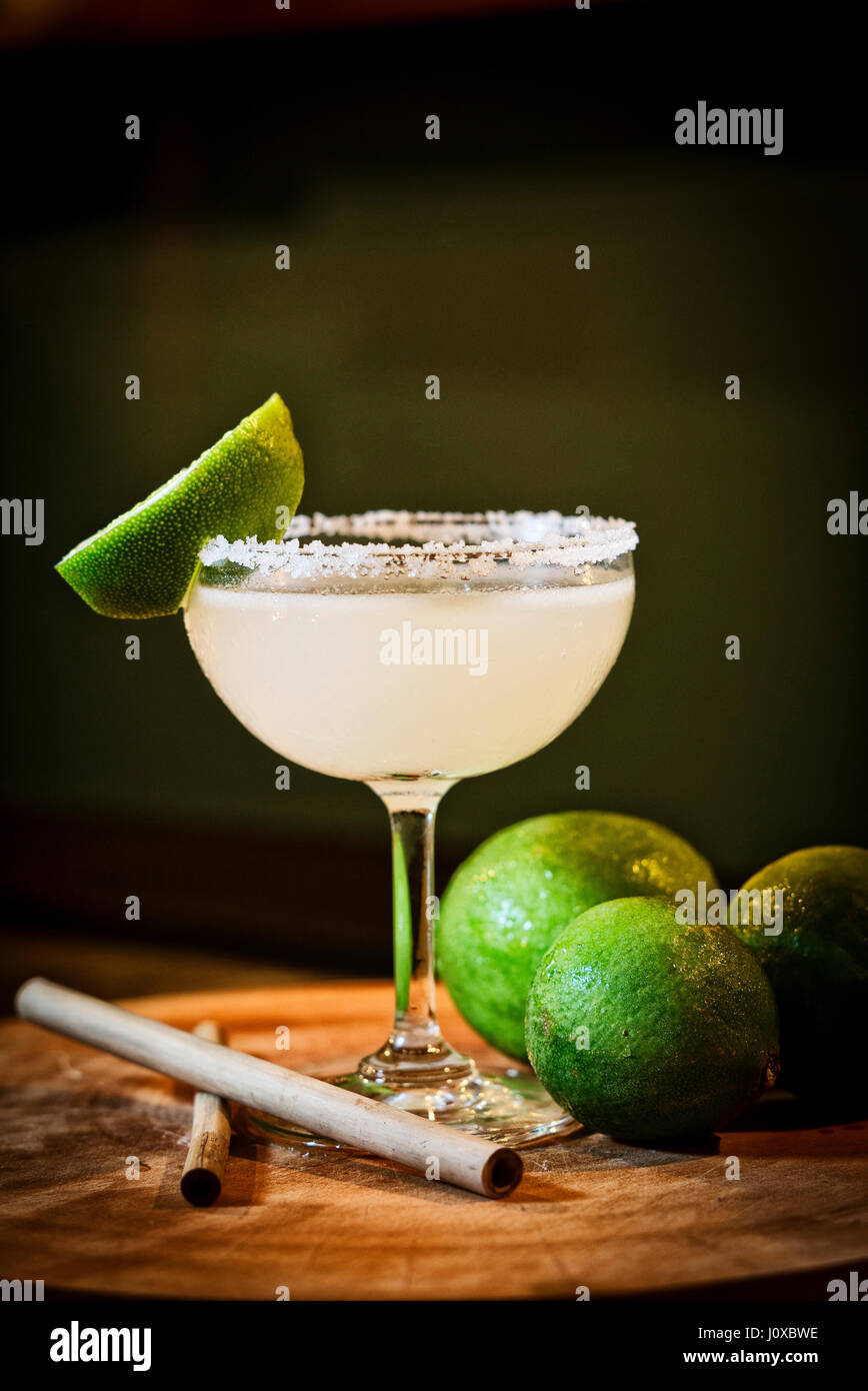 Citron lime mexicaine margarita cocktail tequila verre au bar moderne Banque D'Images