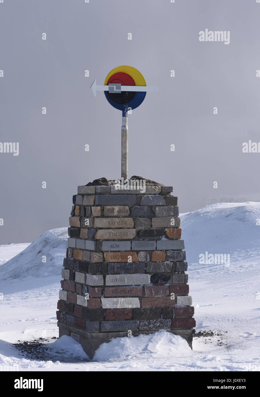 Signe marquant le début de l'Midnattsolvegen, le soleil de minuit, la Route du Cap Nord, Cap Nord à Pitea en Suède. Banque D'Images