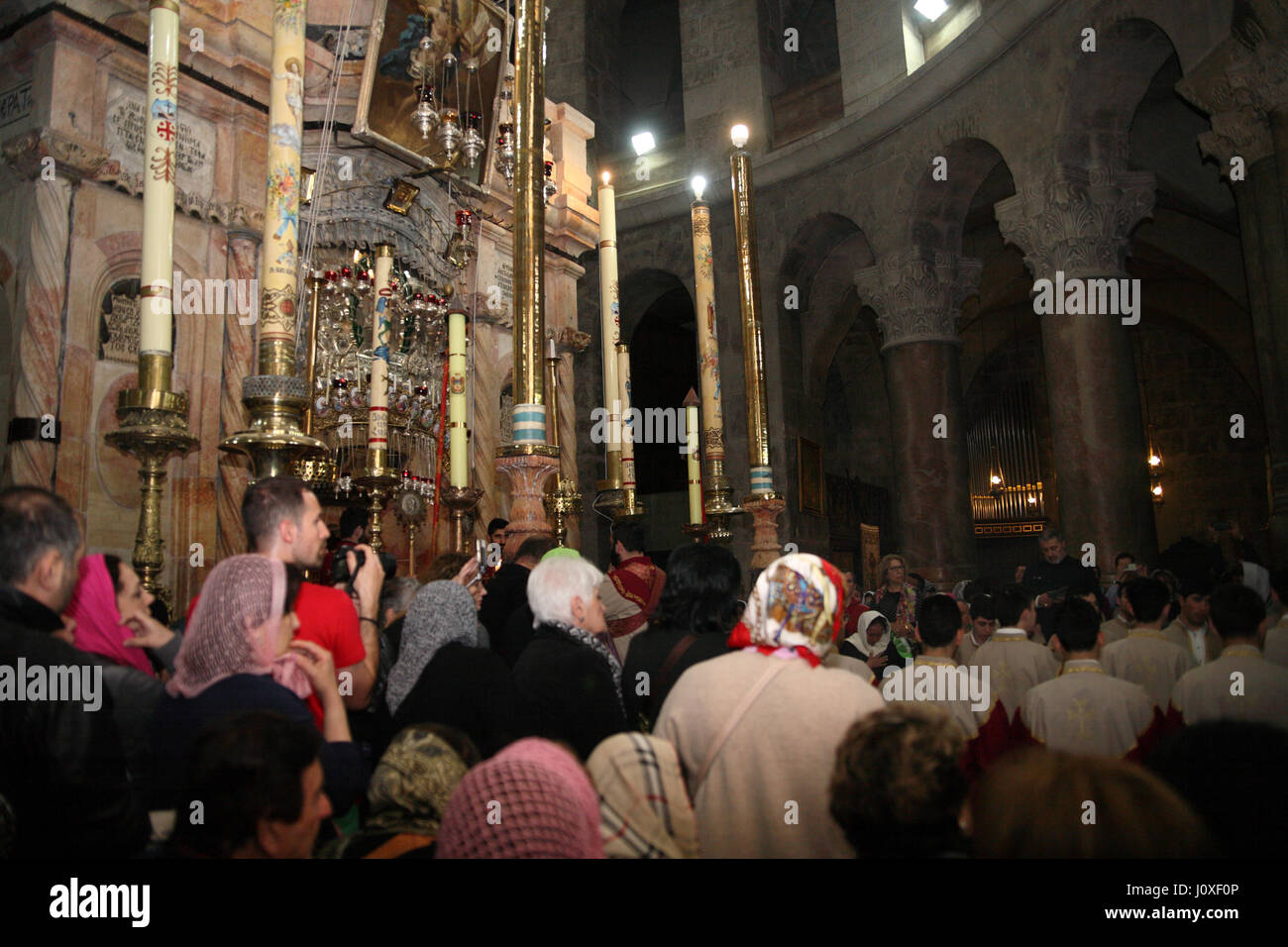 Les fidèles arméniens et les touristes assistent à la messe du dimanche de Pâques arménienne dans la rotonde, en face de l'édicule contenant la tombe sainte du Christ. Banque D'Images