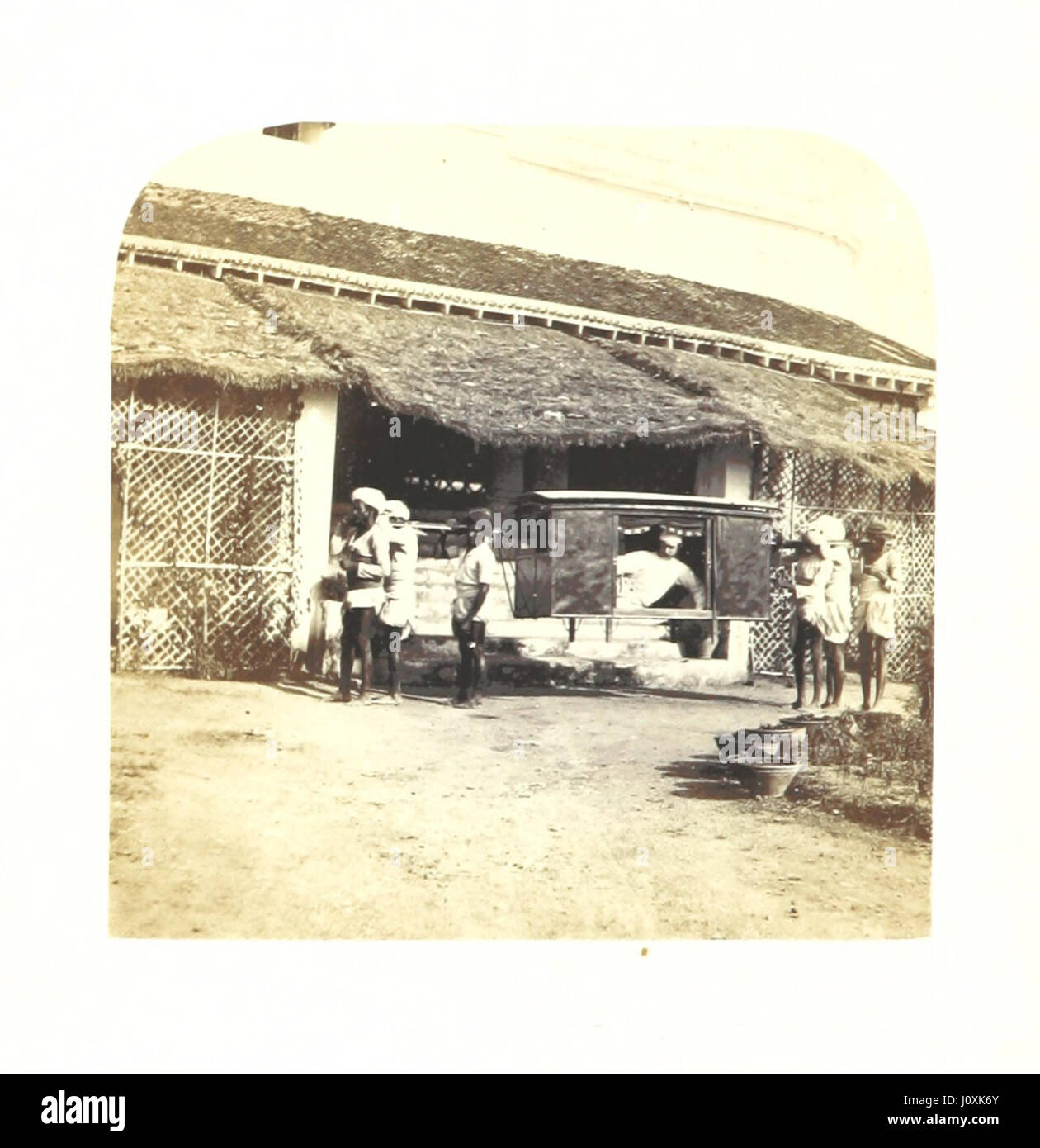 Sketches in India présente une collection photographique de scènes de Hyderabad et Secunderabad, offrant un aperçu de la vie et de la culture indiennes. Les images sont accompagnées d'une typographie descriptive, fournissant un contexte aux photographies et aux régions représentées. Banque D'Images